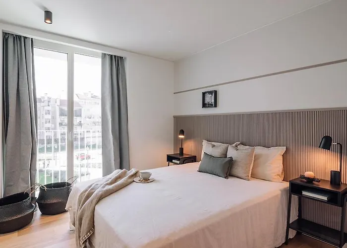 Almeirim - 2 Bedroom And Balcony In Areeiro 아파트