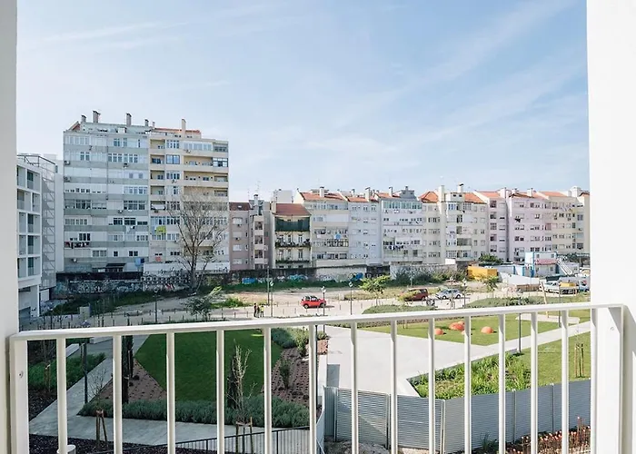 Almeirim - 2 Bedroom And Balcony In Areeiro 아파트 *